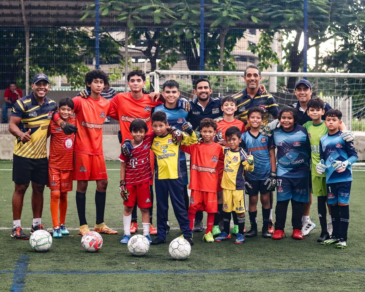 Arqueros y entrenadores de la Escuela Ringo Amaya posando en la cancha