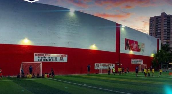 Cancha sintética Ringo Makro iluminada al atardecer